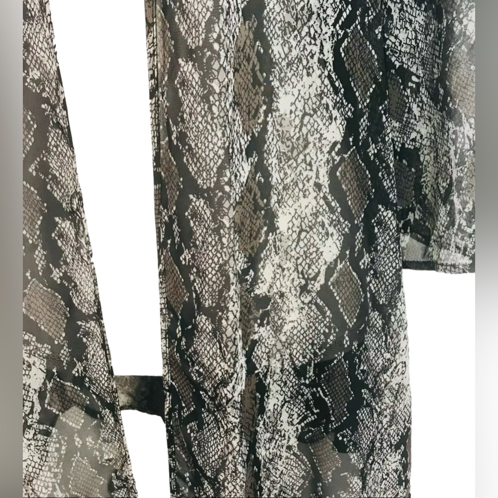 NWT Band of Gypsies 🌟 Gray Snakeskin Kimono Cover Up Size XS - Picture 3 of 4
